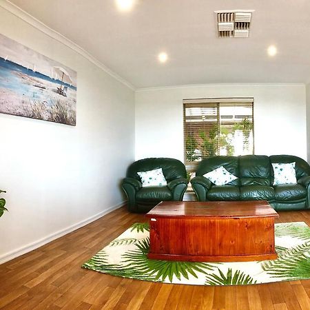 גרלדטון Beach House Opposite Ocean 4 Bed 2 Bathroom With Pool מראה חיצוני תמונה