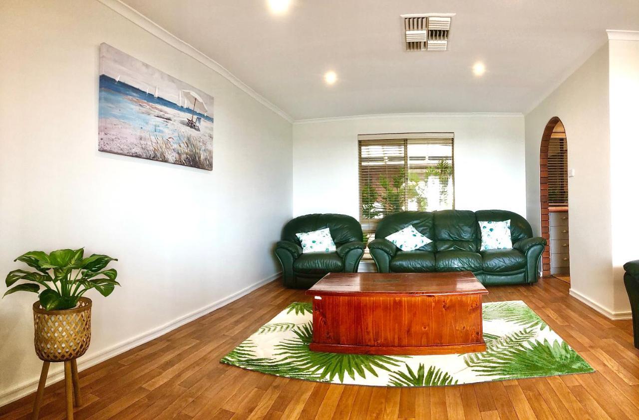 גרלדטון Beach House Opposite Ocean 4 Bed 2 Bathroom With Pool מראה חיצוני תמונה