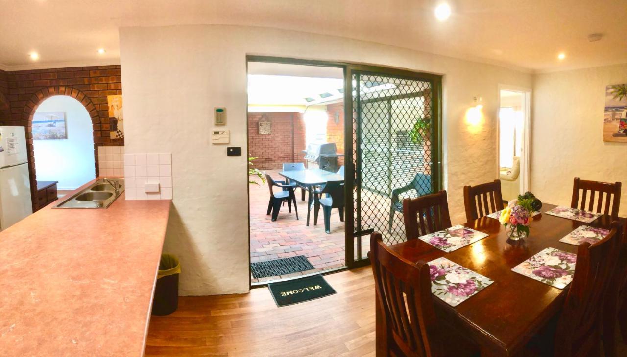 גרלדטון Beach House Opposite Ocean 4 Bed 2 Bathroom With Pool מראה חיצוני תמונה